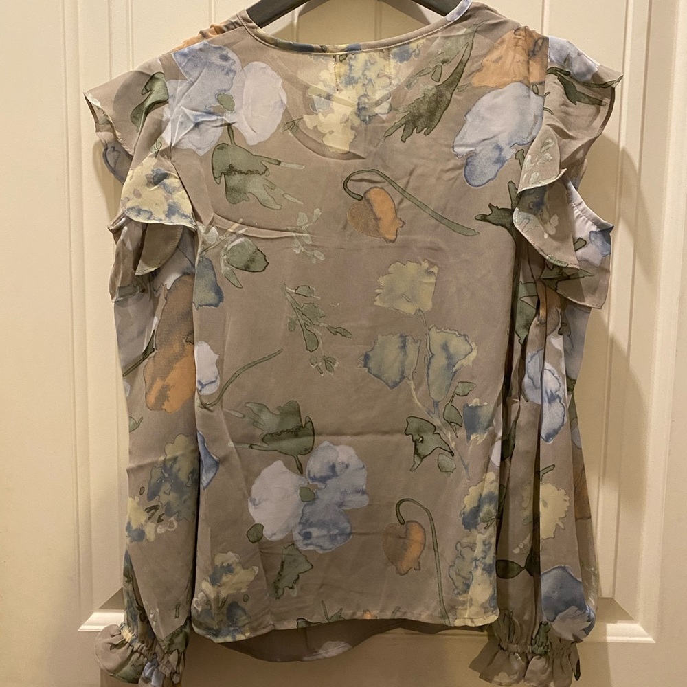Lost + Wander Long Sleeve Cold Shoulder Top- NWT - Picture 9 of 9